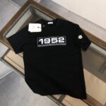 P75 💥 蒙口 夏季新款圆领短袖T恤！270克重磅高端纯棉面料，手感质感都极完美！修身裁剪设计干净利落！时尚又好看！走线做工非常精致！版型效果超赞！而且透气性能超强！任何年龄阶段都可轻松驾驭，男士衣橱里必备的单品。 颜色： 白色 黑色 码数：M-3XL （下单请报身高体重）