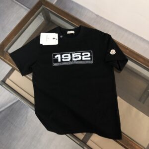 P75 💥 蒙口 夏季新款圆领短袖T恤！270克重磅高端纯棉面料，手感质感都极完美！修身裁剪设计干净利落！时尚又好看！走线做工非常精致！版型效果超赞！而且透气性能超强！任何年龄阶段都可轻松驾驭，男士衣橱里必备的单品。 颜色： 白色 黑色 码数：M-3XL （下单请报身高体重）