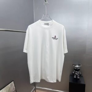 P80 moncle～ 蒙口刺绣字母徽章 《区别通货面料》7a抗菌短袖tee 负离子上身十分舒适，男女同款半袖，落肩宽松版型 颜色: 黑色 白色 咖啡色 尺码：S（90-130斤） M（125-150斤） L（135-165斤） XL（160-190斤） XXL（185-220斤）