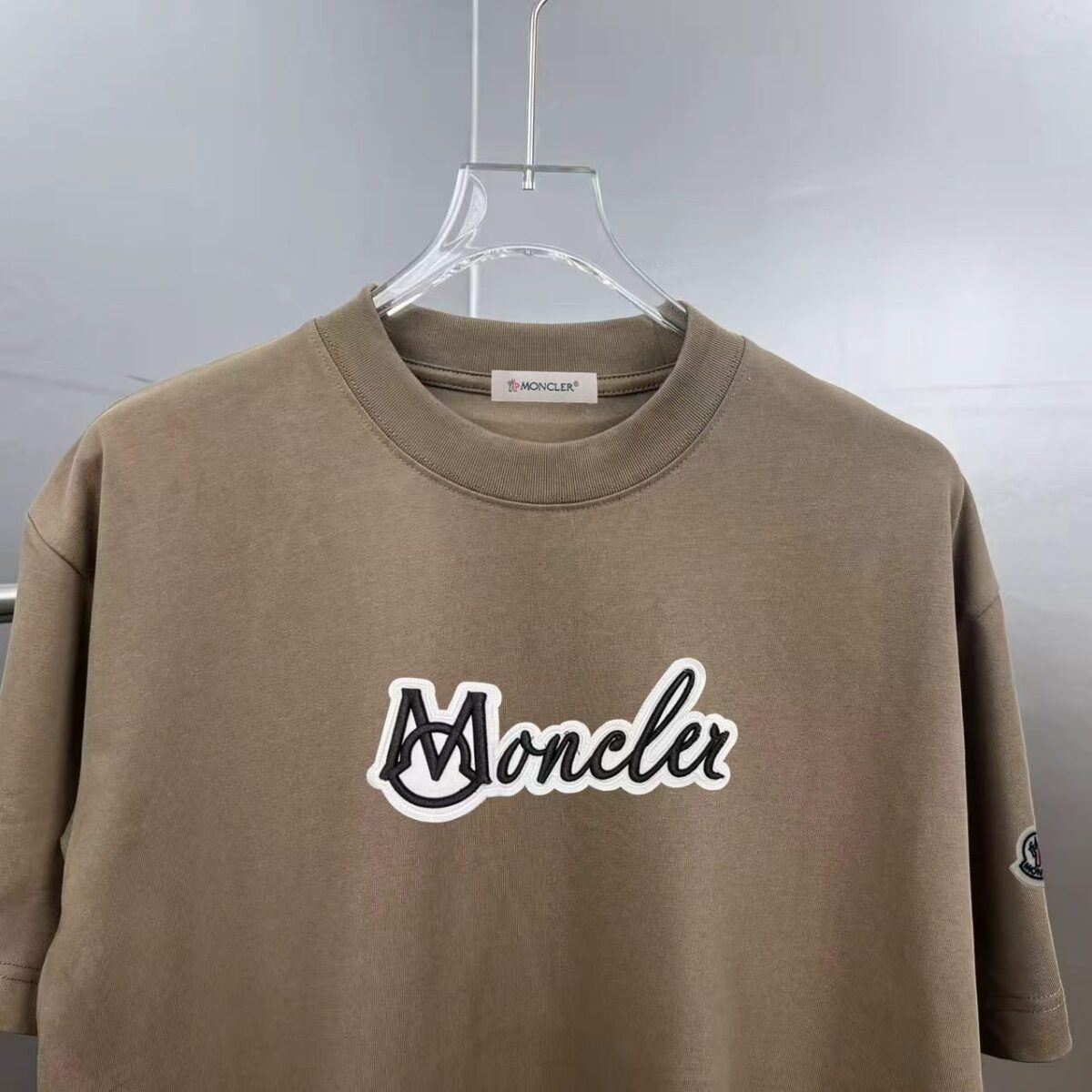 P80 Mon de～蒙口字母贴布绣徽章 官方同款 《区别通货面料》双纱纯棉，抗菌短袖tee 上身十分舒适，男女同款半袖，落肩宽松版型 颜色: 黑色 白色 咖啡色 尺码：S（90-130斤） M（125-150斤） L（135-165斤） XL（160-190斤） XXL（185-220斤）