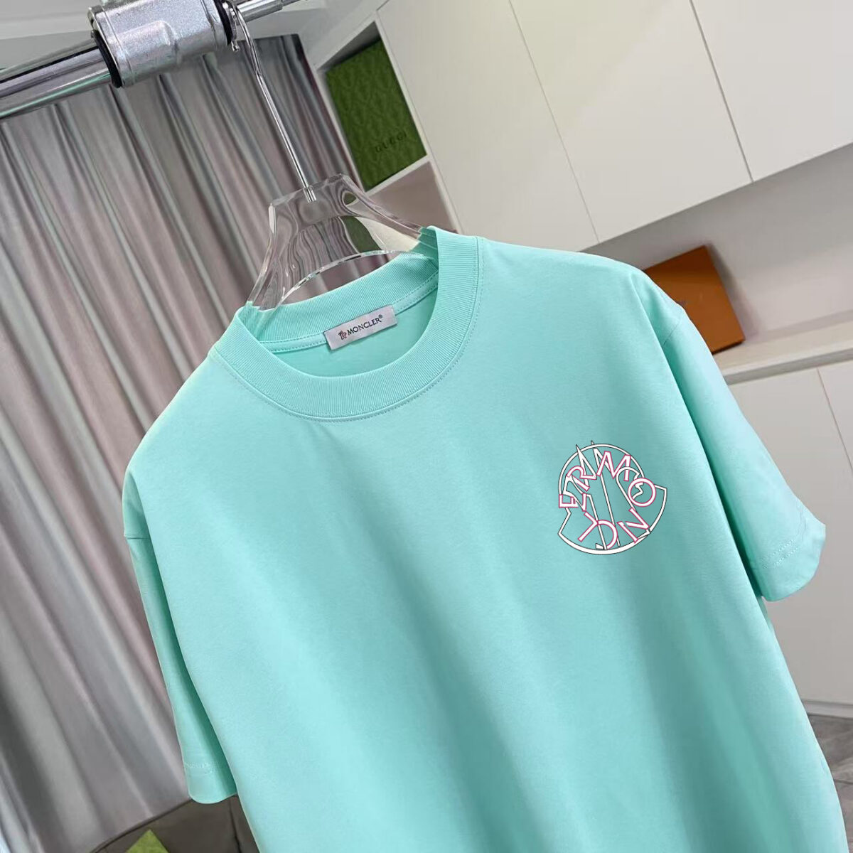 P70 Moncle* 蒙口2026夏季新款 个性logo印花 定制面料300 短袖t恤 男女同款 尺码：S M L XL XXL 五个码 颜色：黑色 白色 绿色 紫色