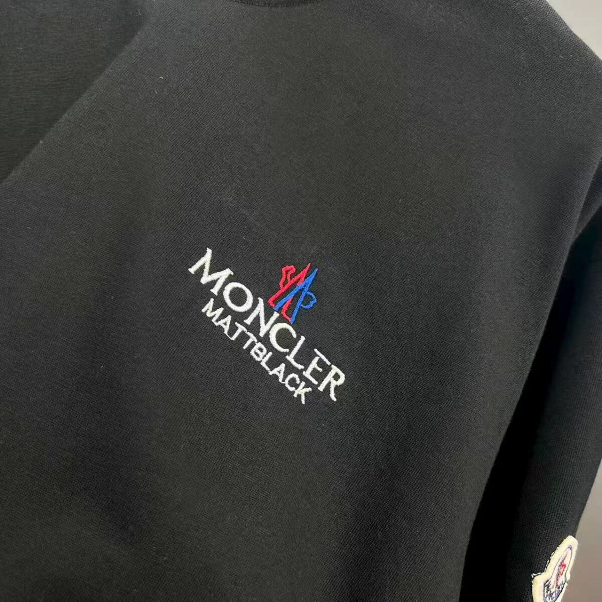 P80 moncle～ 蒙口刺绣字母徽章 《区别通货面料》7a抗菌短袖tee 负离子上身十分舒适，男女同款半袖，落肩宽松版型 颜色: 黑色 白色 咖啡色 尺码：S（90-130斤） M（125-150斤） L（135-165斤） XL（160-190斤） XXL（185-220斤）