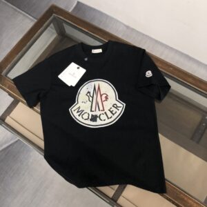 weigou_224803_0_21e8c0220a P75 💥 蒙口 夏季新款圆领短袖T恤!高端纯棉面料,手感质感都极完美!修身裁剪设计干净利落!时尚又好看!走线做工非常精致!版型效果超赞!而且透气性能超强!任何年龄阶段都可轻松驾驭,男士衣橱里必备的单品。 颜色: 白色 黑色 码数:M-3XL (下单请报身高体重)