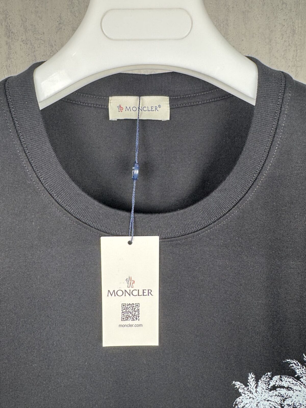 weigou_224826_2_f0600ba024 P70 实拍图 顶级版本 Momcler 蒙口 #0424 新品同步 春夏新款椰子树 图案短袖T恤 男女同款 新品专柜同步专柜上架 早春新款字母设计短袖T恤 采用300克双纱面料,1*1索罗娜罗纹, 进口数码白墨直喷,3D浮雕效果,在时尚与科枝完美交融中,精度与色彩的盛宴,色彩高清细节,绿色与环保的理念,宽松版本 2026ss早春官方同步 高版本 高品质 时尚个性 百搭潮流 纯原品质 原版面料 吊牌 领标 水洗麦 三标齐全 颜色: 黑色.白色. 尺码:S M L XL
