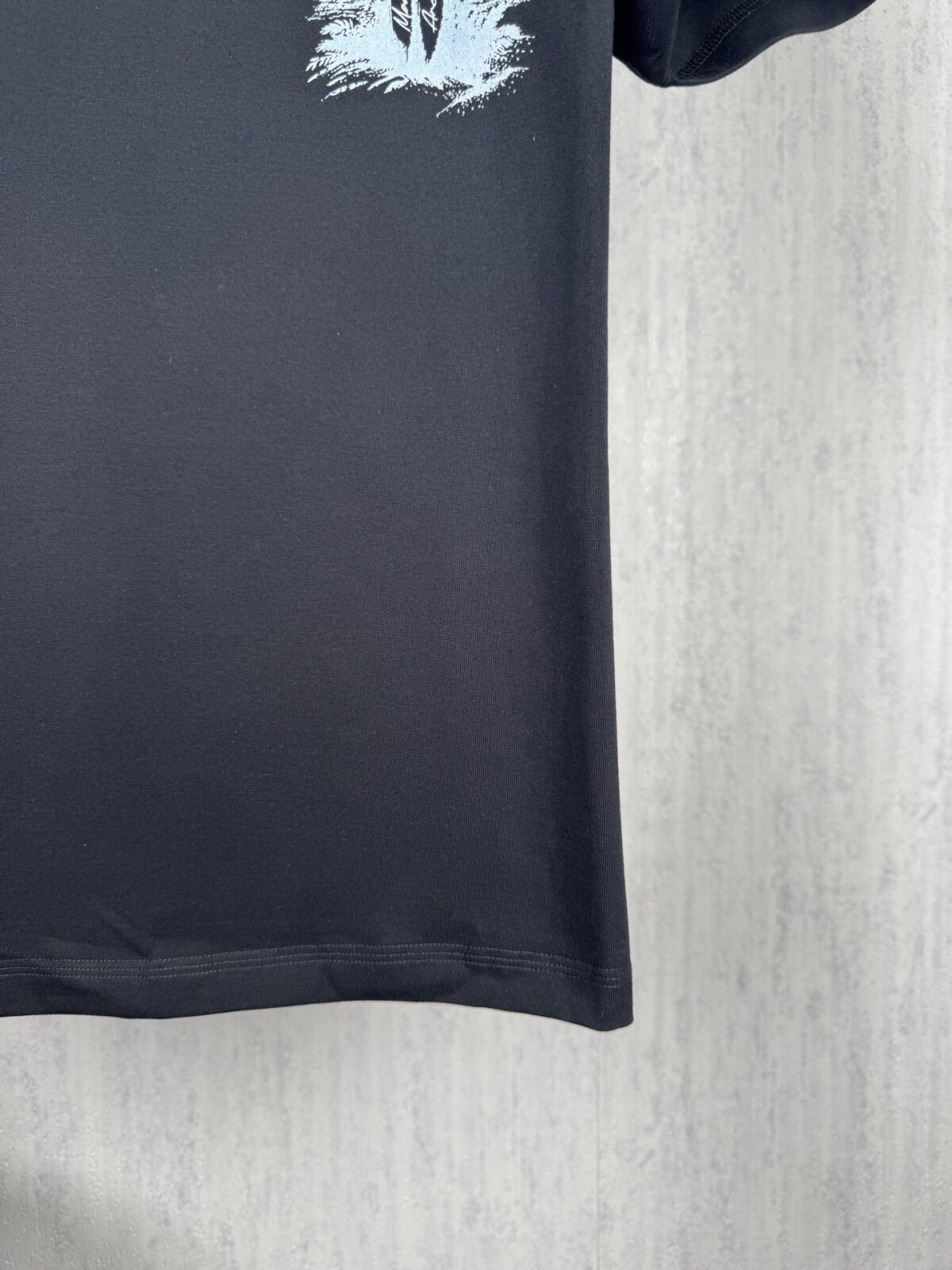 weigou_224826_7_5b38462872 P70 实拍图 顶级版本 Momcler 蒙口 #0424 新品同步 春夏新款椰子树 图案短袖T恤 男女同款 新品专柜同步专柜上架 早春新款字母设计短袖T恤 采用300克双纱面料,1*1索罗娜罗纹, 进口数码白墨直喷,3D浮雕效果,在时尚与科枝完美交融中,精度与色彩的盛宴,色彩高清细节,绿色与环保的理念,宽松版本 2026ss早春官方同步 高版本 高品质 时尚个性 百搭潮流 纯原品质 原版面料 吊牌 领标 水洗麦 三标齐全 颜色: 黑色.白色. 尺码:S M L XL