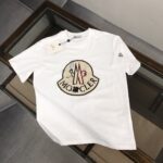 weigou_224827_0_3deb341133 P75 💥 蒙口 夏季新款圆领短袖T恤!高端纯棉面料,手感质感都极完美!修身裁剪设计干净利落!时尚又好看!走线做工非常精致!版型效果超赞!而且透气性能超强!任何年龄阶段都可轻松驾驭,男士衣橱里必备的单品。 颜色: 白色 黑色 码数:M-3XL (下单请报身高体重)