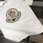 weigou_224827_6_831bee57c3 P75 💥 蒙口 夏季新款圆领短袖T恤!高端纯棉面料,手感质感都极完美!修身裁剪设计干净利落!时尚又好看!走线做工非常精致!版型效果超赞!而且透气性能超强!任何年龄阶段都可轻松驾驭,男士衣橱里必备的单品。 颜色: 白色 黑色 码数:M-3XL (下单请报身高体重)