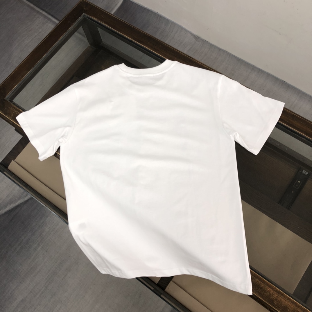 weigou_224827_7_c26b512c4e P75 💥 蒙口 夏季新款圆领短袖T恤!高端纯棉面料,手感质感都极完美!修身裁剪设计干净利落!时尚又好看!走线做工非常精致!版型效果超赞!而且透气性能超强!任何年龄阶段都可轻松驾驭,男士衣橱里必备的单品。 颜色: 白色 黑色 码数:M-3XL (下单请报身高体重)