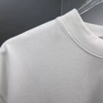 P80 moncle～ 蒙口刺绣字母徽章 《区别通货面料》7a抗菌短袖tee 负离子上身十分舒适，男女同款半袖，落肩宽松版型 颜色: 黑色 白色 咖啡色 尺码：S（90-130斤） M（125-150斤） L（135-165斤） XL（160-190斤） XXL（185-220斤）