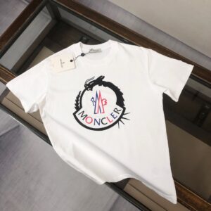 P75 💥 MONCLER 蒙口 夏季新款圆领短袖T恤！270克重磅高端纯棉面料，手感质感都极完美！修身裁剪设计干净利落！时尚又好看！走线做工非常精致！版型效果超赞！而且透气性能超强！任何年龄阶段都可轻松驾驭，男士衣橱里必备的单品。 颜色： 米白 黑色 码数：M-3XL （下单请报身高体重）
