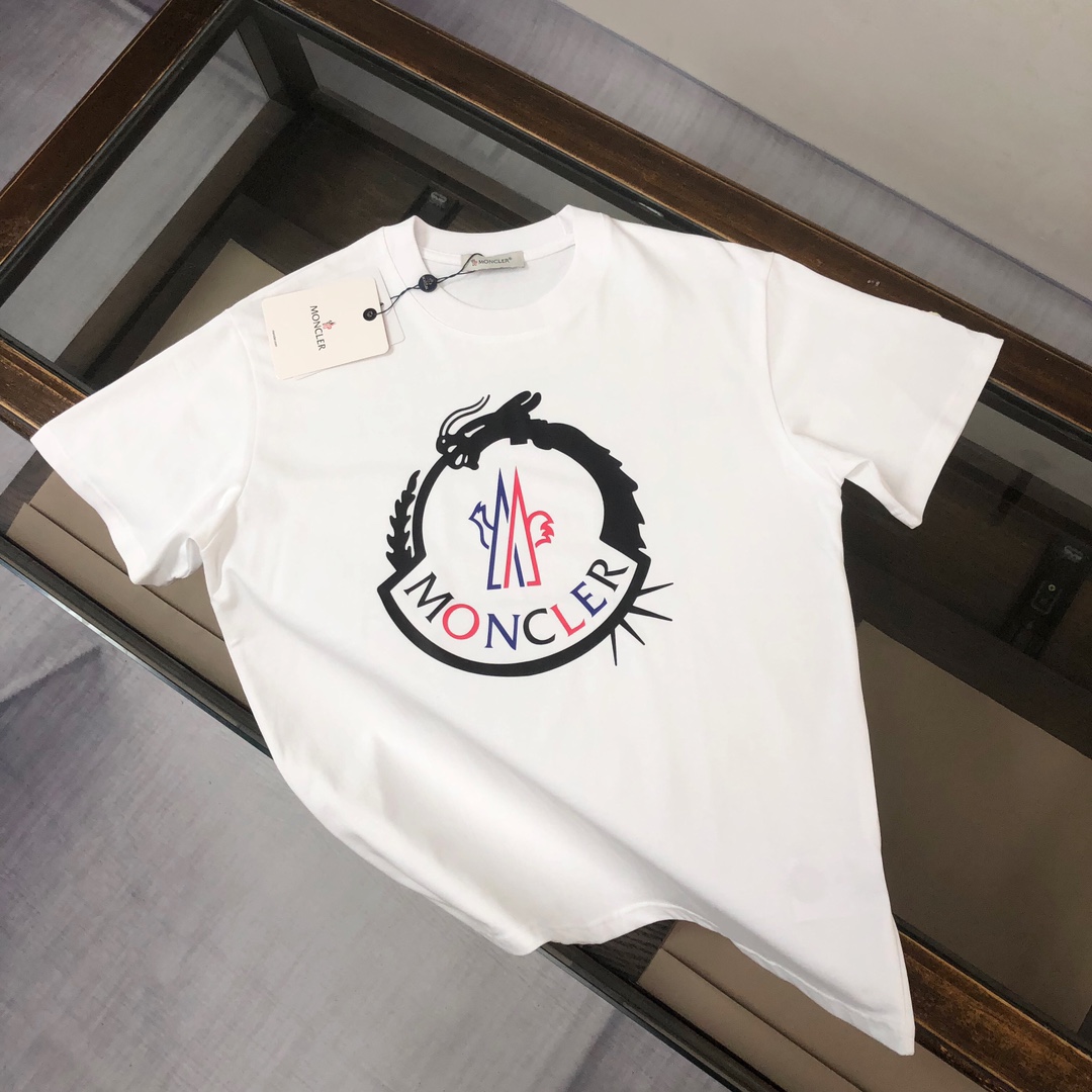 weigou_224871_0_a9e9090f2e P75 💥 MONCLER 蒙口 夏季新款圆领短袖T恤!270克重磅高端纯棉面料,手感质感都极完美!修身裁剪设计干净利落!时尚又好看!走线做工非常精致!版型效果超赞!而且透气性能超强!任何年龄阶段都可轻松驾驭,男士衣橱里必备的单品。 颜色: 米白 黑色 码数:M-3XL (下单请报身高体重)