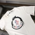 weigou_224871_1_c613d62535 P75 💥 MONCLER 蒙口 夏季新款圆领短袖T恤!270克重磅高端纯棉面料,手感质感都极完美!修身裁剪设计干净利落!时尚又好看!走线做工非常精致!版型效果超赞!而且透气性能超强!任何年龄阶段都可轻松驾驭,男士衣橱里必备的单品。 颜色: 米白 黑色 码数:M-3XL (下单请报身高体重)