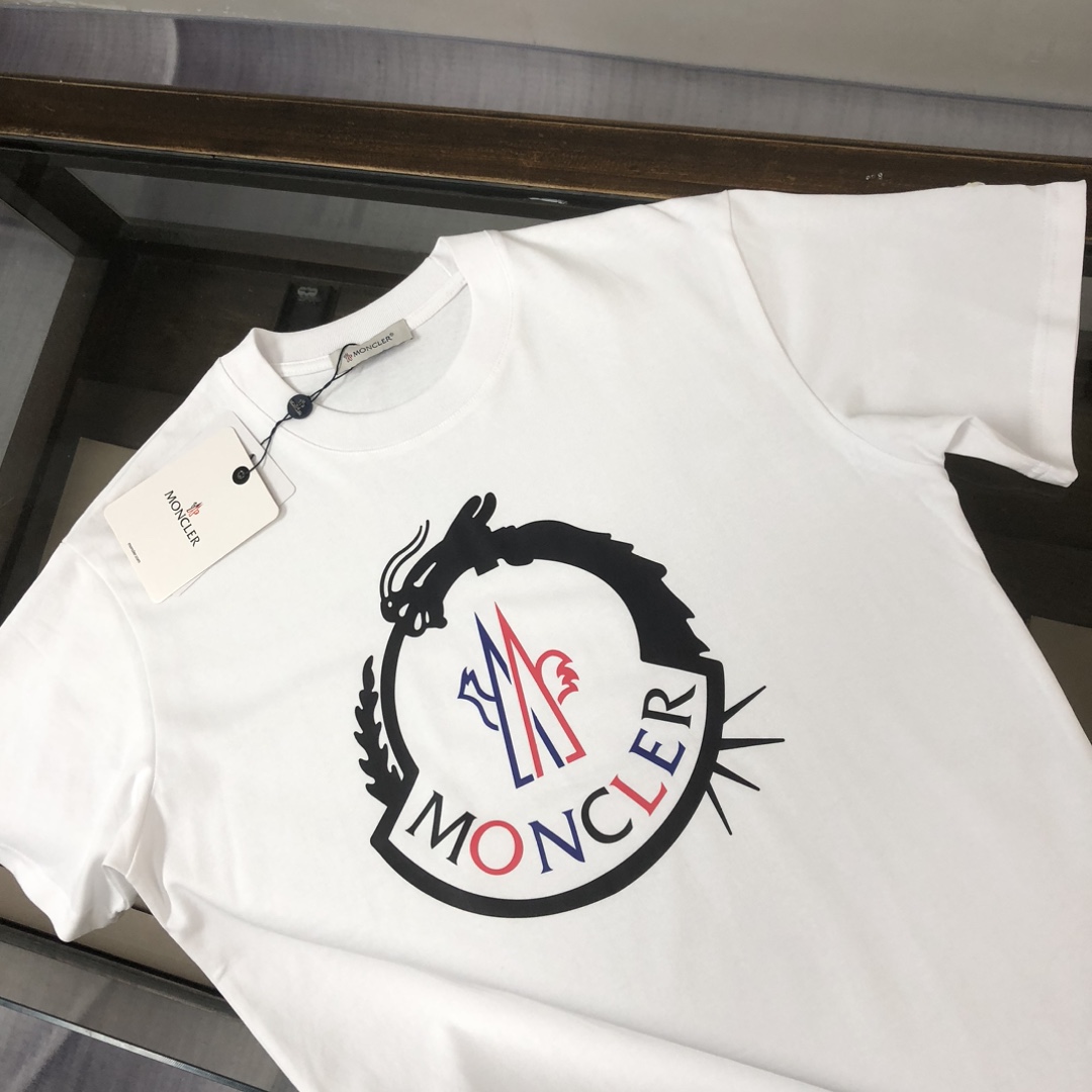 weigou_224871_1_c613d62535 P75 💥 MONCLER 蒙口 夏季新款圆领短袖T恤!270克重磅高端纯棉面料,手感质感都极完美!修身裁剪设计干净利落!时尚又好看!走线做工非常精致!版型效果超赞!而且透气性能超强!任何年龄阶段都可轻松驾驭,男士衣橱里必备的单品。 颜色: 米白 黑色 码数:M-3XL (下单请报身高体重)