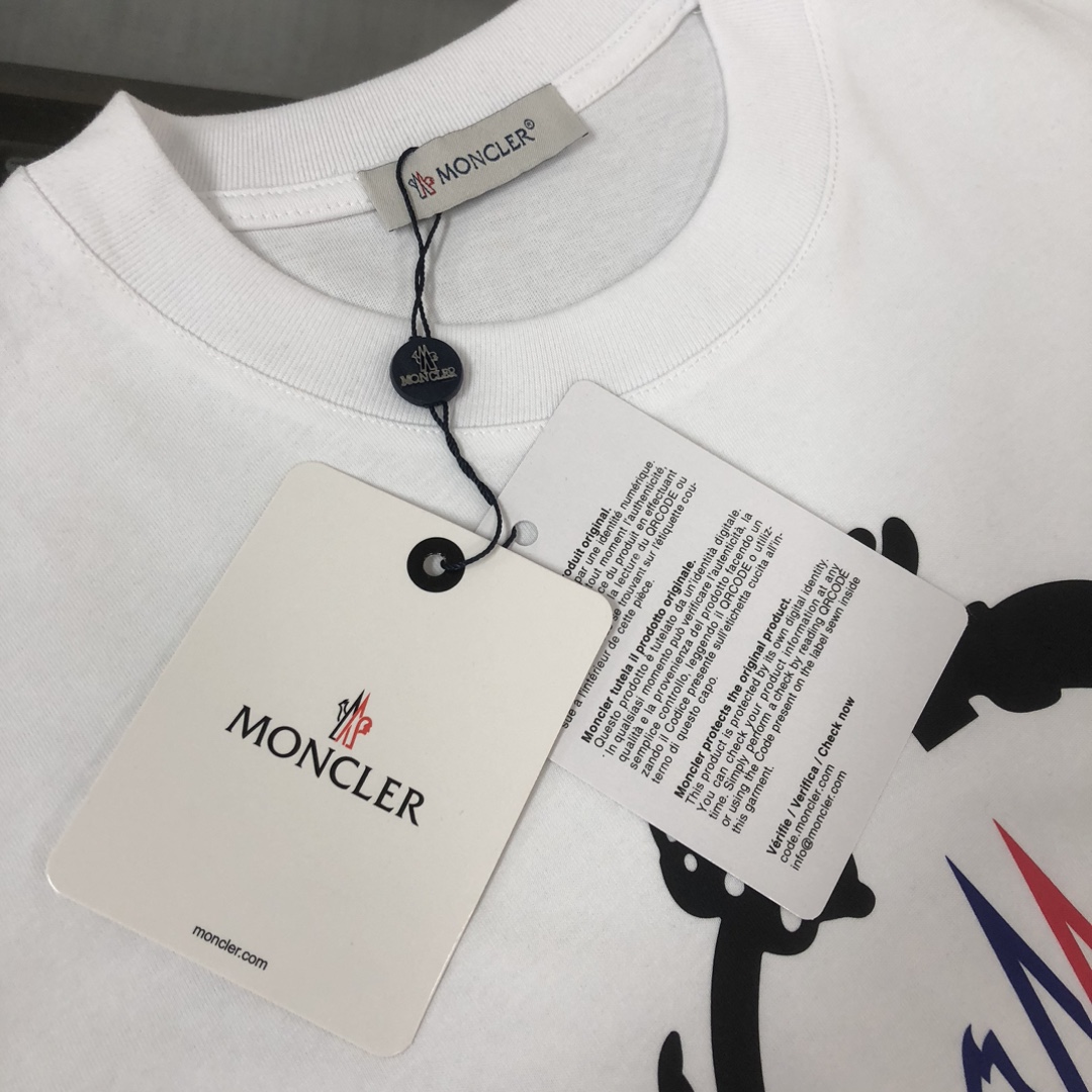 weigou_224871_2_0ca59c83fd P75 💥 MONCLER 蒙口 夏季新款圆领短袖T恤!270克重磅高端纯棉面料,手感质感都极完美!修身裁剪设计干净利落!时尚又好看!走线做工非常精致!版型效果超赞!而且透气性能超强!任何年龄阶段都可轻松驾驭,男士衣橱里必备的单品。 颜色: 米白 黑色 码数:M-3XL (下单请报身高体重)