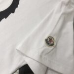 weigou_224871_3_ce49222cf2 P75 💥 MONCLER 蒙口 夏季新款圆领短袖T恤!270克重磅高端纯棉面料,手感质感都极完美!修身裁剪设计干净利落!时尚又好看!走线做工非常精致!版型效果超赞!而且透气性能超强!任何年龄阶段都可轻松驾驭,男士衣橱里必备的单品。 颜色: 米白 黑色 码数:M-3XL (下单请报身高体重)