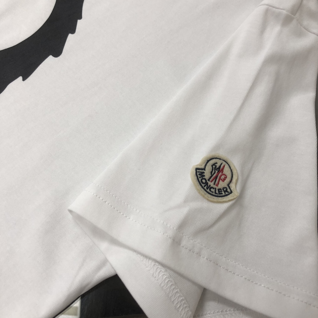 weigou_224871_3_ce49222cf2 P75 💥 MONCLER 蒙口 夏季新款圆领短袖T恤!270克重磅高端纯棉面料,手感质感都极完美!修身裁剪设计干净利落!时尚又好看!走线做工非常精致!版型效果超赞!而且透气性能超强!任何年龄阶段都可轻松驾驭,男士衣橱里必备的单品。 颜色: 米白 黑色 码数:M-3XL (下单请报身高体重)