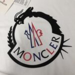 weigou_224871_4_3c0d838769 P75 💥 MONCLER 蒙口 夏季新款圆领短袖T恤!270克重磅高端纯棉面料,手感质感都极完美!修身裁剪设计干净利落!时尚又好看!走线做工非常精致!版型效果超赞!而且透气性能超强!任何年龄阶段都可轻松驾驭,男士衣橱里必备的单品。 颜色: 米白 黑色 码数:M-3XL (下单请报身高体重)