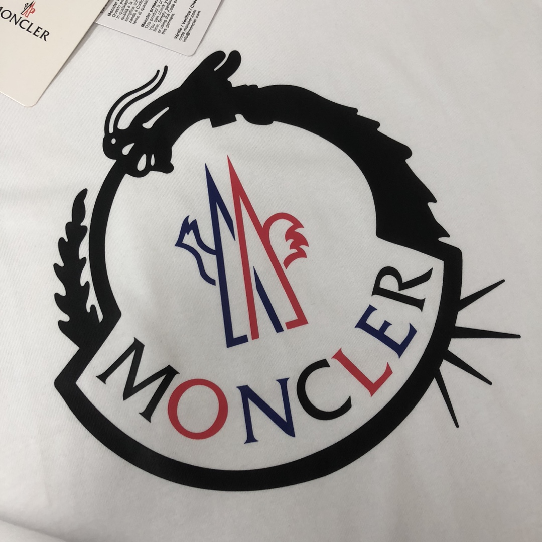 weigou_224871_4_3c0d838769 P75 💥 MONCLER 蒙口 夏季新款圆领短袖T恤!270克重磅高端纯棉面料,手感质感都极完美!修身裁剪设计干净利落!时尚又好看!走线做工非常精致!版型效果超赞!而且透气性能超强!任何年龄阶段都可轻松驾驭,男士衣橱里必备的单品。 颜色: 米白 黑色 码数:M-3XL (下单请报身高体重)