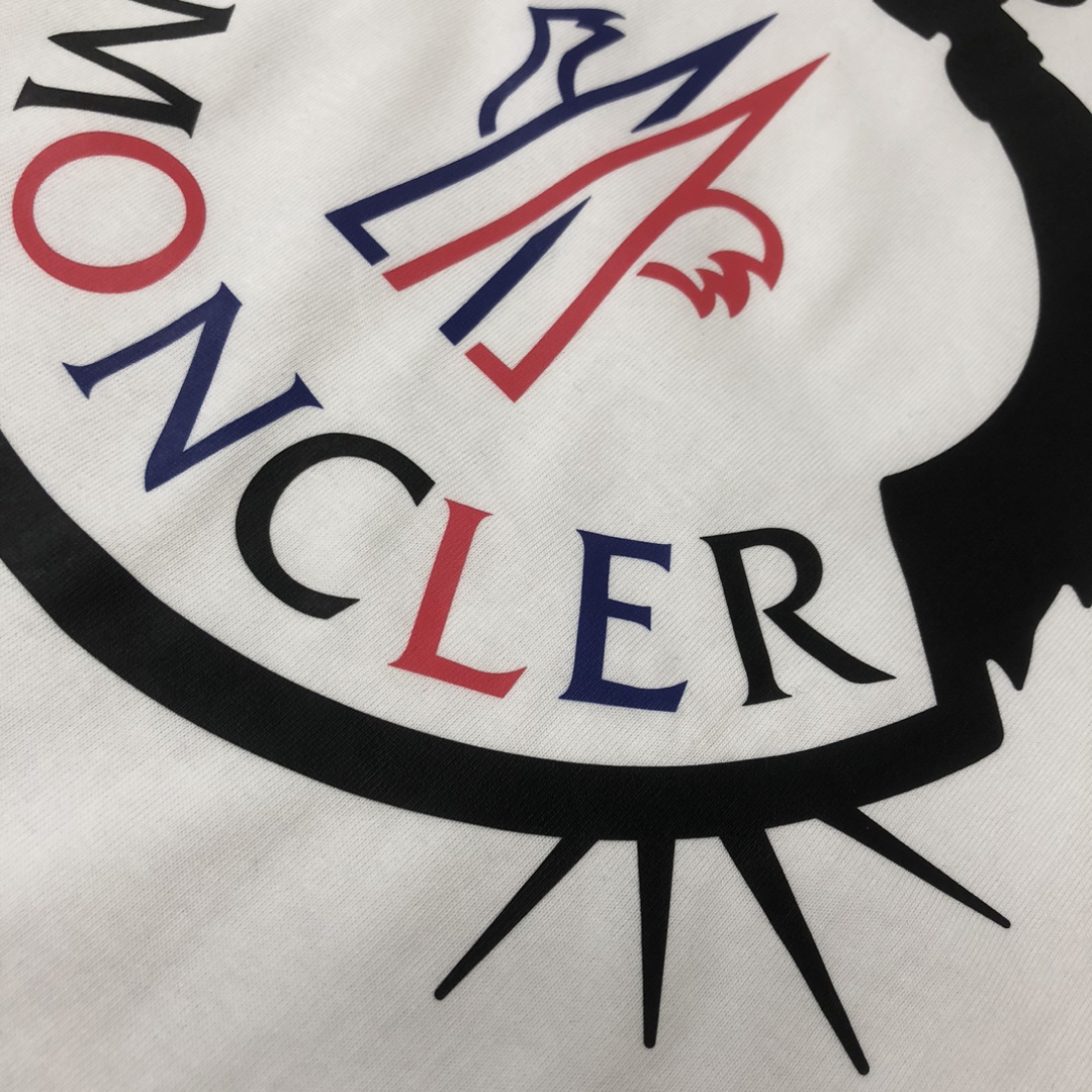 weigou_224871_5_8ddcedbef1 P75 💥 MONCLER 蒙口 夏季新款圆领短袖T恤!270克重磅高端纯棉面料,手感质感都极完美!修身裁剪设计干净利落!时尚又好看!走线做工非常精致!版型效果超赞!而且透气性能超强!任何年龄阶段都可轻松驾驭,男士衣橱里必备的单品。 颜色: 米白 黑色 码数:M-3XL (下单请报身高体重)