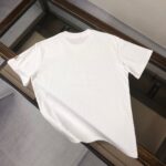 weigou_224871_6_ca332a1aa7 P75 💥 MONCLER 蒙口 夏季新款圆领短袖T恤!270克重磅高端纯棉面料,手感质感都极完美!修身裁剪设计干净利落!时尚又好看!走线做工非常精致!版型效果超赞!而且透气性能超强!任何年龄阶段都可轻松驾驭,男士衣橱里必备的单品。 颜色: 米白 黑色 码数:M-3XL (下单请报身高体重)