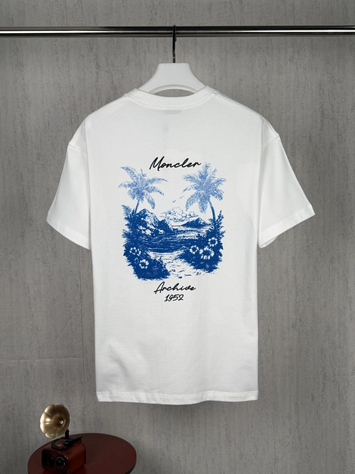 weigou_224873_1_141df2837e P70 实拍图 顶级版本 Momcler 蒙口 #0423 新品同步 春夏新款椰子树 图案短袖T恤 男女同款 新品专柜同步专柜上架 早春新款字母设计短袖T恤 采用300克双纱面料,1*1索罗娜罗纹, 进口数码白墨直喷,3D浮雕效果,在时尚与科枝完美交融中,精度与色彩的盛宴,色彩高清细节,绿色与环保的理念,宽松版本 2026ss早春官方同步 高版本 高品质 时尚个性 百搭潮流 纯原品质 原版面料 吊牌 领标 水洗麦 三标齐全 颜色: 黑色.白色. 尺码:S M L XL
