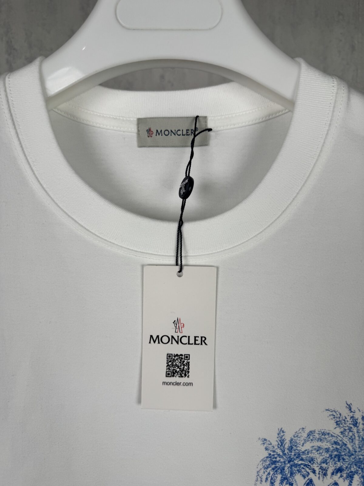 weigou_224873_2_3d3338155c P70 实拍图 顶级版本 Momcler 蒙口 #0423 新品同步 春夏新款椰子树 图案短袖T恤 男女同款 新品专柜同步专柜上架 早春新款字母设计短袖T恤 采用300克双纱面料,1*1索罗娜罗纹, 进口数码白墨直喷,3D浮雕效果,在时尚与科枝完美交融中,精度与色彩的盛宴,色彩高清细节,绿色与环保的理念,宽松版本 2026ss早春官方同步 高版本 高品质 时尚个性 百搭潮流 纯原品质 原版面料 吊牌 领标 水洗麦 三标齐全 颜色: 黑色.白色. 尺码:S M L XL