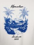 weigou_224873_5_52816b48fd P70 实拍图 顶级版本 Momcler 蒙口 #0423 新品同步 春夏新款椰子树 图案短袖T恤 男女同款 新品专柜同步专柜上架 早春新款字母设计短袖T恤 采用300克双纱面料,1*1索罗娜罗纹, 进口数码白墨直喷,3D浮雕效果,在时尚与科枝完美交融中,精度与色彩的盛宴,色彩高清细节,绿色与环保的理念,宽松版本 2026ss早春官方同步 高版本 高品质 时尚个性 百搭潮流 纯原品质 原版面料 吊牌 领标 水洗麦 三标齐全 颜色: 黑色.白色. 尺码:S M L XL