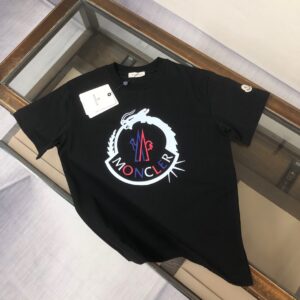 P75 💥 MONCLER 蒙口 夏季新款圆领短袖T恤！270克重磅高端纯棉面料，手感质感都极完美！修身裁剪设计干净利落！时尚又好看！走线做工非常精致！版型效果超赞！而且透气性能超强！任何年龄阶段都可轻松驾驭，男士衣橱里必备的单品。 颜色： 米白 黑色 码数：M-3XL （下单请报身高体重）
