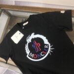 P75 💥 MONCLER 蒙口 夏季新款圆领短袖T恤！270克重磅高端纯棉面料，手感质感都极完美！修身裁剪设计干净利落！时尚又好看！走线做工非常精致！版型效果超赞！而且透气性能超强！任何年龄阶段都可轻松驾驭，男士衣橱里必备的单品。 颜色： 米白 黑色 码数：M-3XL （下单请报身高体重）
