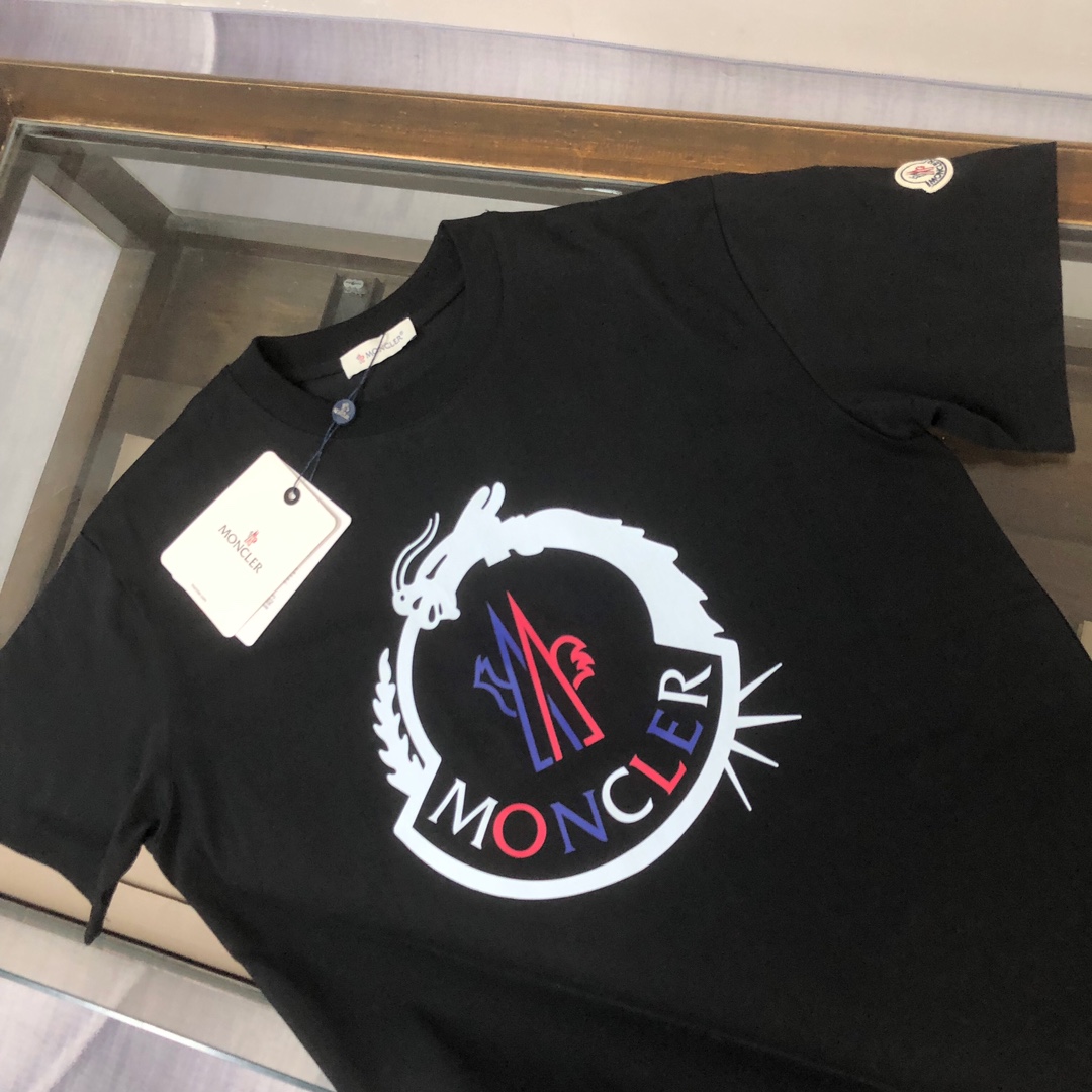 P75 💥 MONCLER 蒙口 夏季新款圆领短袖T恤！270克重磅高端纯棉面料，手感质感都极完美！修身裁剪设计干净利落！时尚又好看！走线做工非常精致！版型效果超赞！而且透气性能超强！任何年龄阶段都可轻松驾驭，男士衣橱里必备的单品。 颜色： 米白 黑色 码数：M-3XL （下单请报身高体重）