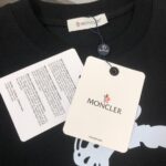 P75 💥 MONCLER 蒙口 夏季新款圆领短袖T恤！270克重磅高端纯棉面料，手感质感都极完美！修身裁剪设计干净利落！时尚又好看！走线做工非常精致！版型效果超赞！而且透气性能超强！任何年龄阶段都可轻松驾驭，男士衣橱里必备的单品。 颜色： 米白 黑色 码数：M-3XL （下单请报身高体重）