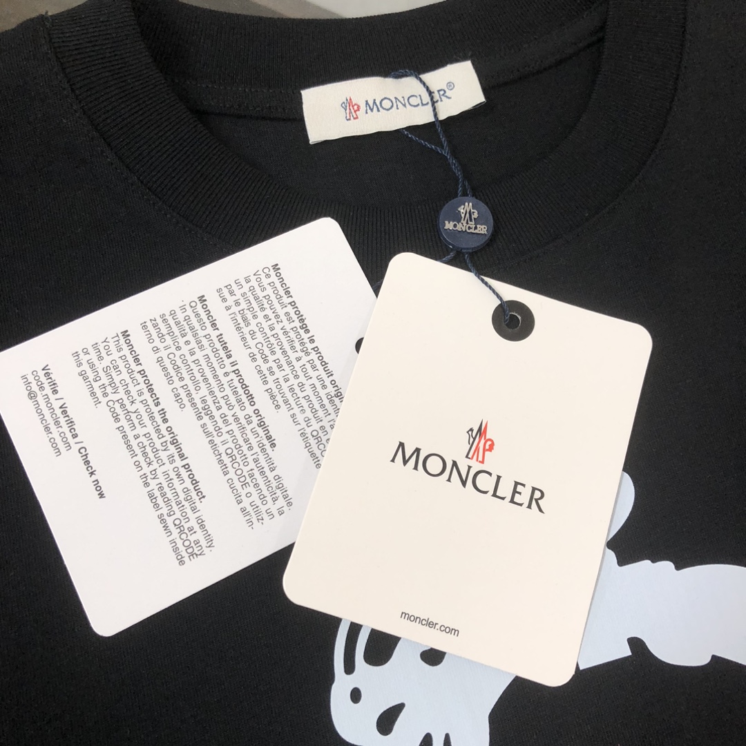 P75 💥 MONCLER 蒙口 夏季新款圆领短袖T恤！270克重磅高端纯棉面料，手感质感都极完美！修身裁剪设计干净利落！时尚又好看！走线做工非常精致！版型效果超赞！而且透气性能超强！任何年龄阶段都可轻松驾驭，男士衣橱里必备的单品。 颜色： 米白 黑色 码数：M-3XL （下单请报身高体重）