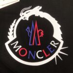P75 💥 MONCLER 蒙口 夏季新款圆领短袖T恤！270克重磅高端纯棉面料，手感质感都极完美！修身裁剪设计干净利落！时尚又好看！走线做工非常精致！版型效果超赞！而且透气性能超强！任何年龄阶段都可轻松驾驭，男士衣橱里必备的单品。 颜色： 米白 黑色 码数：M-3XL （下单请报身高体重）