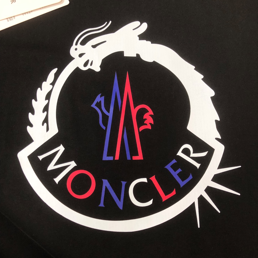 P75 💥 MONCLER 蒙口 夏季新款圆领短袖T恤！270克重磅高端纯棉面料，手感质感都极完美！修身裁剪设计干净利落！时尚又好看！走线做工非常精致！版型效果超赞！而且透气性能超强！任何年龄阶段都可轻松驾驭，男士衣橱里必备的单品。 颜色： 米白 黑色 码数：M-3XL （下单请报身高体重）