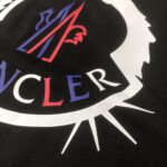 P75 💥 MONCLER 蒙口 夏季新款圆领短袖T恤！270克重磅高端纯棉面料，手感质感都极完美！修身裁剪设计干净利落！时尚又好看！走线做工非常精致！版型效果超赞！而且透气性能超强！任何年龄阶段都可轻松驾驭，男士衣橱里必备的单品。 颜色： 米白 黑色 码数：M-3XL （下单请报身高体重）