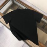 P75 💥 MONCLER 蒙口 夏季新款圆领短袖T恤！270克重磅高端纯棉面料，手感质感都极完美！修身裁剪设计干净利落！时尚又好看！走线做工非常精致！版型效果超赞！而且透气性能超强！任何年龄阶段都可轻松驾驭，男士衣橱里必备的单品。 颜色： 米白 黑色 码数：M-3XL （下单请报身高体重）