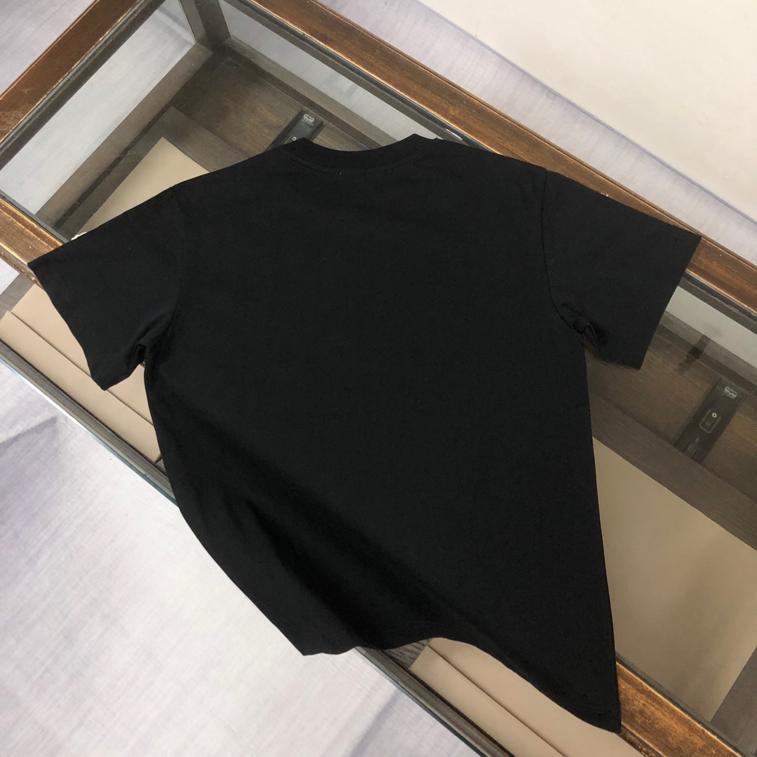 P75 💥 MONCLER 蒙口 夏季新款圆领短袖T恤！270克重磅高端纯棉面料，手感质感都极完美！修身裁剪设计干净利落！时尚又好看！走线做工非常精致！版型效果超赞！而且透气性能超强！任何年龄阶段都可轻松驾驭，男士衣橱里必备的单品。 颜色： 米白 黑色 码数：M-3XL （下单请报身高体重）
