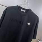 weigou_224909_2_6c55b7393b P80 moncle~蒙口植绒字母刺绣徽章 《区别通货面料》双纱纯棉 紧密纱线短袖T恤,上身十分舒适,男女同款半袖,落肩宽松版型 颜色: 黑色 白色 咖啡色 尺码:S(90-130斤) M(125-150斤) L(135-165斤) XL(160-190斤) XXL(185-220斤)