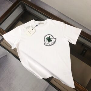 P75 💥 MONCLER 蒙口 夏季新款圆领短袖T恤！270克重磅高端纯棉面料，手感质感都极完美！修身裁剪设计干净利落！时尚又好看！走线做工非常精致！版型效果超赞！而且透气性能超强！任何年龄阶段都可轻松驾驭，男士衣橱里必备的单品。 颜色： 米白 黑色 码数：M-3XL （下单请报身高体重）