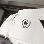 P75 💥 MONCLER 蒙口 夏季新款圆领短袖T恤！270克重磅高端纯棉面料，手感质感都极完美！修身裁剪设计干净利落！时尚又好看！走线做工非常精致！版型效果超赞！而且透气性能超强！任何年龄阶段都可轻松驾驭，男士衣橱里必备的单品。 颜色： 米白 黑色 码数：M-3XL （下单请报身高体重）