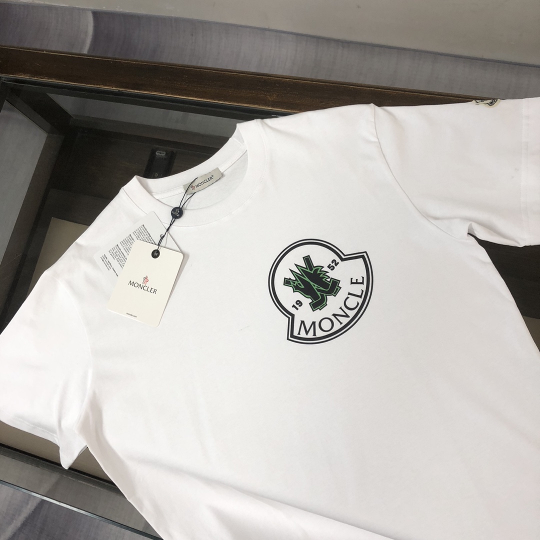 P75 💥 MONCLER 蒙口 夏季新款圆领短袖T恤！270克重磅高端纯棉面料，手感质感都极完美！修身裁剪设计干净利落！时尚又好看！走线做工非常精致！版型效果超赞！而且透气性能超强！任何年龄阶段都可轻松驾驭，男士衣橱里必备的单品。 颜色： 米白 黑色 码数：M-3XL （下单请报身高体重）