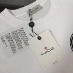 P75 💥 MONCLER 蒙口 夏季新款圆领短袖T恤！270克重磅高端纯棉面料，手感质感都极完美！修身裁剪设计干净利落！时尚又好看！走线做工非常精致！版型效果超赞！而且透气性能超强！任何年龄阶段都可轻松驾驭，男士衣橱里必备的单品。 颜色： 米白 黑色 码数：M-3XL （下单请报身高体重）