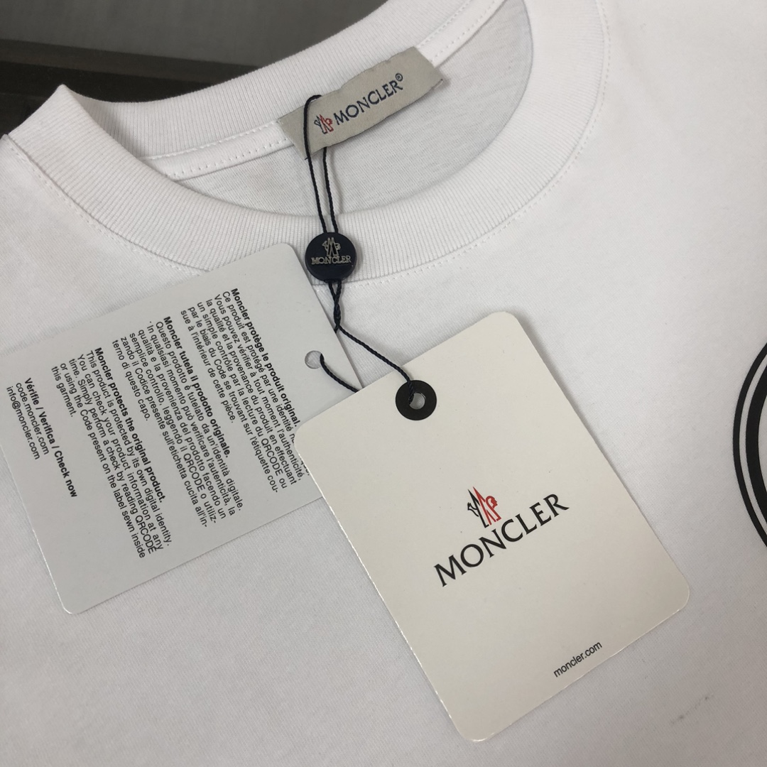 P75 💥 MONCLER 蒙口 夏季新款圆领短袖T恤！270克重磅高端纯棉面料，手感质感都极完美！修身裁剪设计干净利落！时尚又好看！走线做工非常精致！版型效果超赞！而且透气性能超强！任何年龄阶段都可轻松驾驭，男士衣橱里必备的单品。 颜色： 米白 黑色 码数：M-3XL （下单请报身高体重）