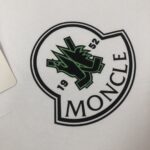 P75 💥 MONCLER 蒙口 夏季新款圆领短袖T恤！270克重磅高端纯棉面料，手感质感都极完美！修身裁剪设计干净利落！时尚又好看！走线做工非常精致！版型效果超赞！而且透气性能超强！任何年龄阶段都可轻松驾驭，男士衣橱里必备的单品。 颜色： 米白 黑色 码数：M-3XL （下单请报身高体重）