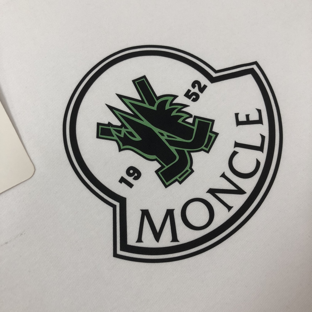 P75 💥 MONCLER 蒙口 夏季新款圆领短袖T恤！270克重磅高端纯棉面料，手感质感都极完美！修身裁剪设计干净利落！时尚又好看！走线做工非常精致！版型效果超赞！而且透气性能超强！任何年龄阶段都可轻松驾驭，男士衣橱里必备的单品。 颜色： 米白 黑色 码数：M-3XL （下单请报身高体重）