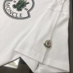 P75 💥 MONCLER 蒙口 夏季新款圆领短袖T恤！270克重磅高端纯棉面料，手感质感都极完美！修身裁剪设计干净利落！时尚又好看！走线做工非常精致！版型效果超赞！而且透气性能超强！任何年龄阶段都可轻松驾驭，男士衣橱里必备的单品。 颜色： 米白 黑色 码数：M-3XL （下单请报身高体重）