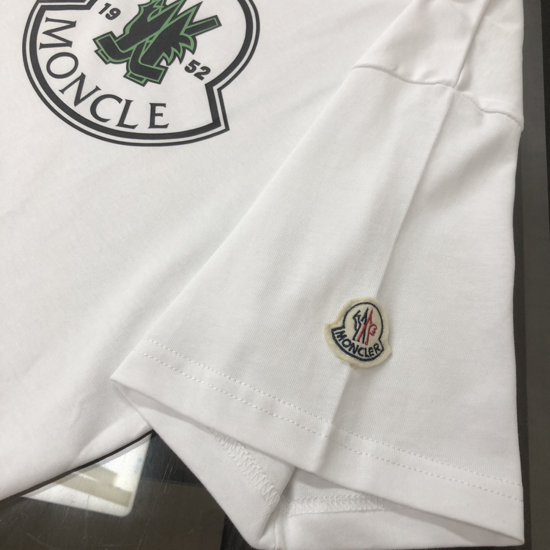 P75 💥 MONCLER 蒙口 夏季新款圆领短袖T恤！270克重磅高端纯棉面料，手感质感都极完美！修身裁剪设计干净利落！时尚又好看！走线做工非常精致！版型效果超赞！而且透气性能超强！任何年龄阶段都可轻松驾驭，男士衣橱里必备的单品。 颜色： 米白 黑色 码数：M-3XL （下单请报身高体重）