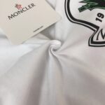 P75 💥 MONCLER 蒙口 夏季新款圆领短袖T恤！270克重磅高端纯棉面料，手感质感都极完美！修身裁剪设计干净利落！时尚又好看！走线做工非常精致！版型效果超赞！而且透气性能超强！任何年龄阶段都可轻松驾驭，男士衣橱里必备的单品。 颜色： 米白 黑色 码数：M-3XL （下单请报身高体重）
