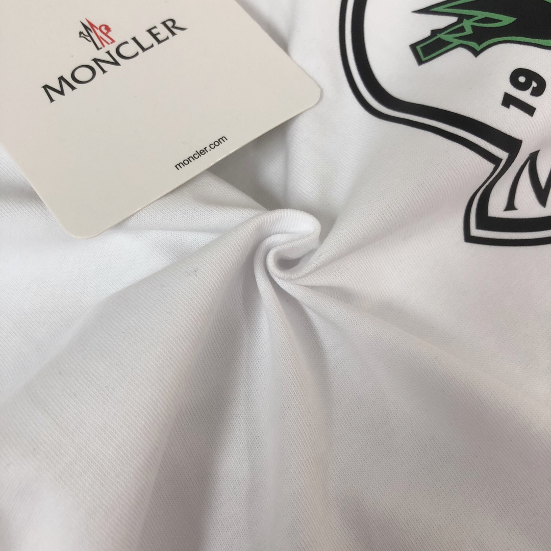 P75 💥 MONCLER 蒙口 夏季新款圆领短袖T恤！270克重磅高端纯棉面料，手感质感都极完美！修身裁剪设计干净利落！时尚又好看！走线做工非常精致！版型效果超赞！而且透气性能超强！任何年龄阶段都可轻松驾驭，男士衣橱里必备的单品。 颜色： 米白 黑色 码数：M-3XL （下单请报身高体重）