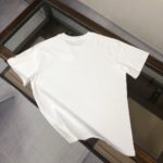 P75 💥 MONCLER 蒙口 夏季新款圆领短袖T恤！270克重磅高端纯棉面料，手感质感都极完美！修身裁剪设计干净利落！时尚又好看！走线做工非常精致！版型效果超赞！而且透气性能超强！任何年龄阶段都可轻松驾驭，男士衣橱里必备的单品。 颜色： 米白 黑色 码数：M-3XL （下单请报身高体重）